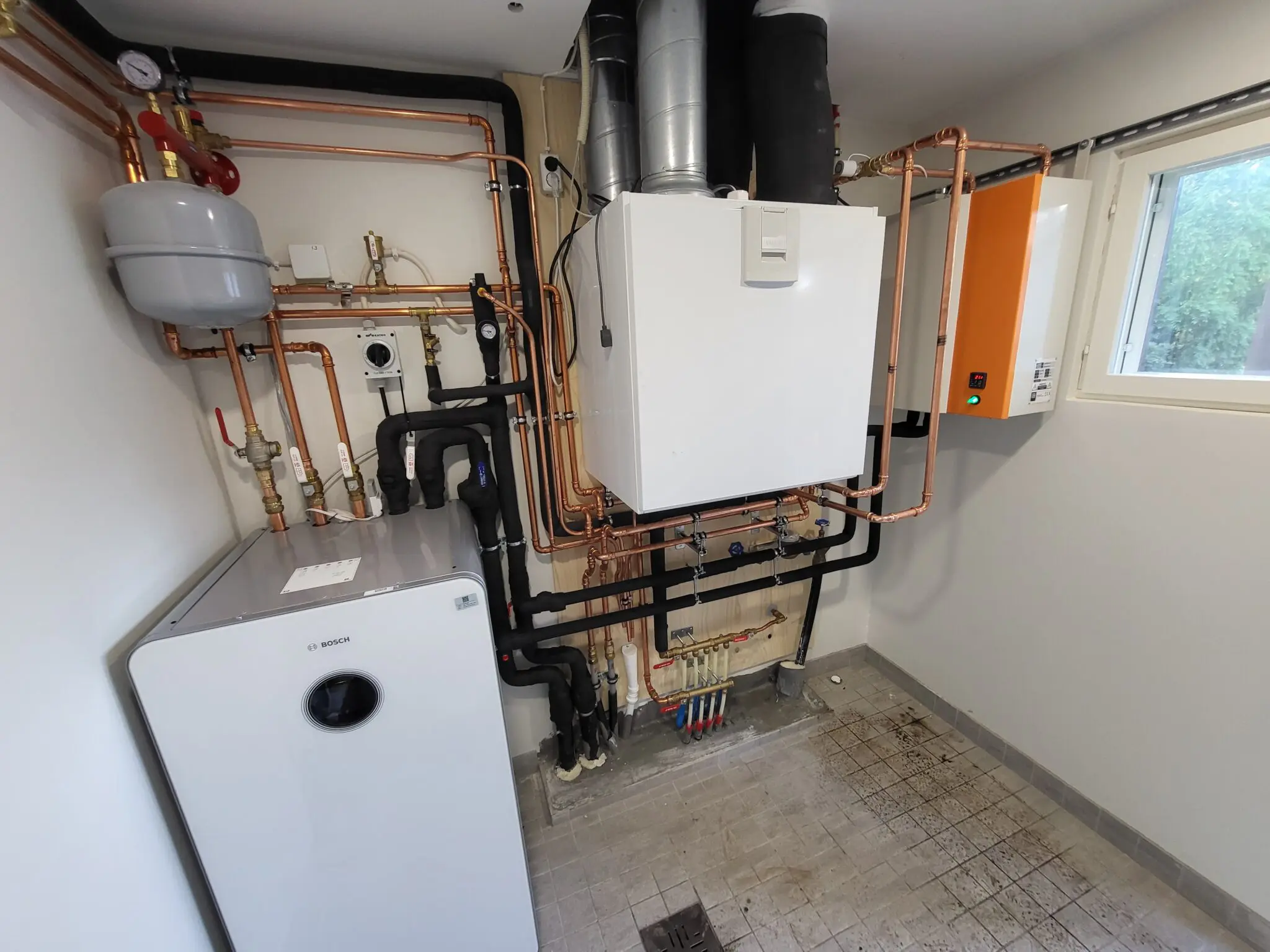 LAVI COOL 6kW -lattiaviilennyslaitteen asennusta
